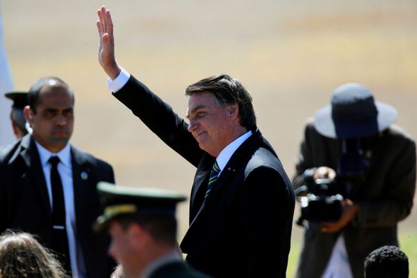 Presidente Jair Bolsonaro acena enquanto participa da celebração do Dia da Independência do Brasil, em Brasília - Sputnik Brasil