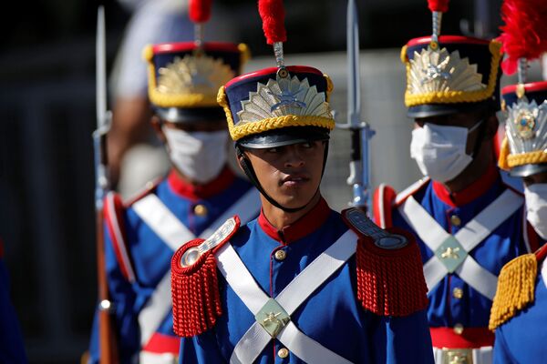 Guardas de honra se reúnem antes da cerimônia de hasteamento da bandeira durante a celebração do Dia da Independência do Brasil, em Brasília - Sputnik Brasil