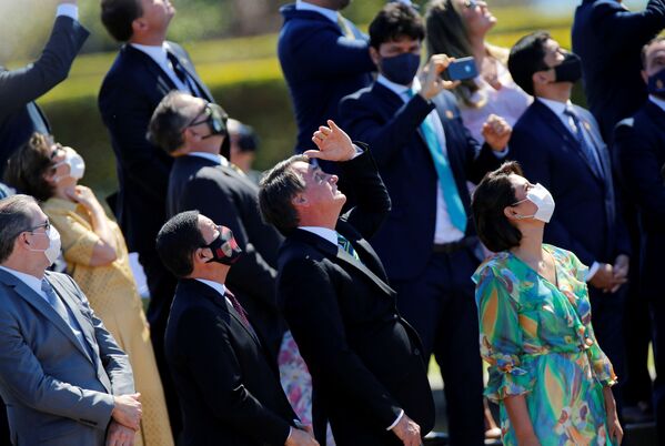 Presidente do Brasil, Jair Bolsonaro, e sua esposa, Michelle, participam da celebração do Dia da Independência - Sputnik Brasil