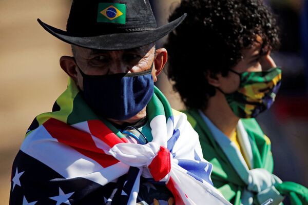 Apoiadores do presidente Jair Bolsonaro se reúnem antes da cerimônia de hasteamento da bandeira durante a celebração do Dia da Independência - Sputnik Brasil