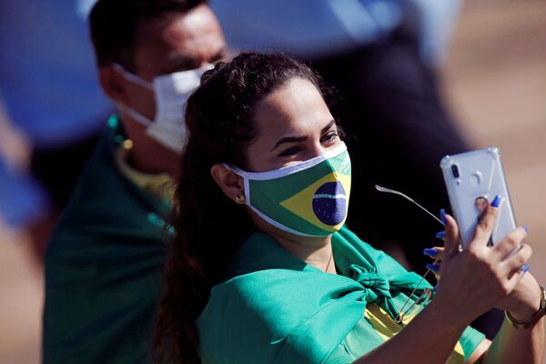 Apoiadores do presidente Jair Bolsonaro se reúnem antes da cerimônia de hasteamento da bandeira durante a celebração do Dia da Independência do Brasil. - Sputnik Brasil