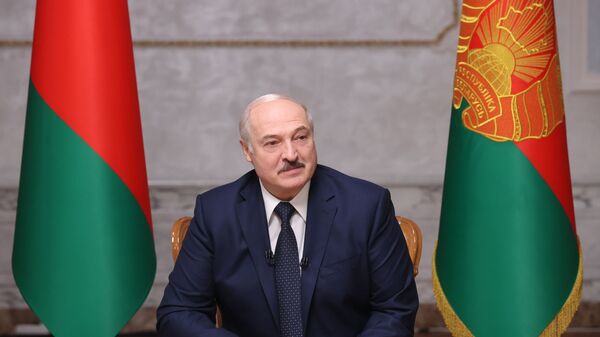 Presidente belarusso Aleksandr Lukashenko durante uma entrevista a jornalistas russos em Minsk - Sputnik Brasil
