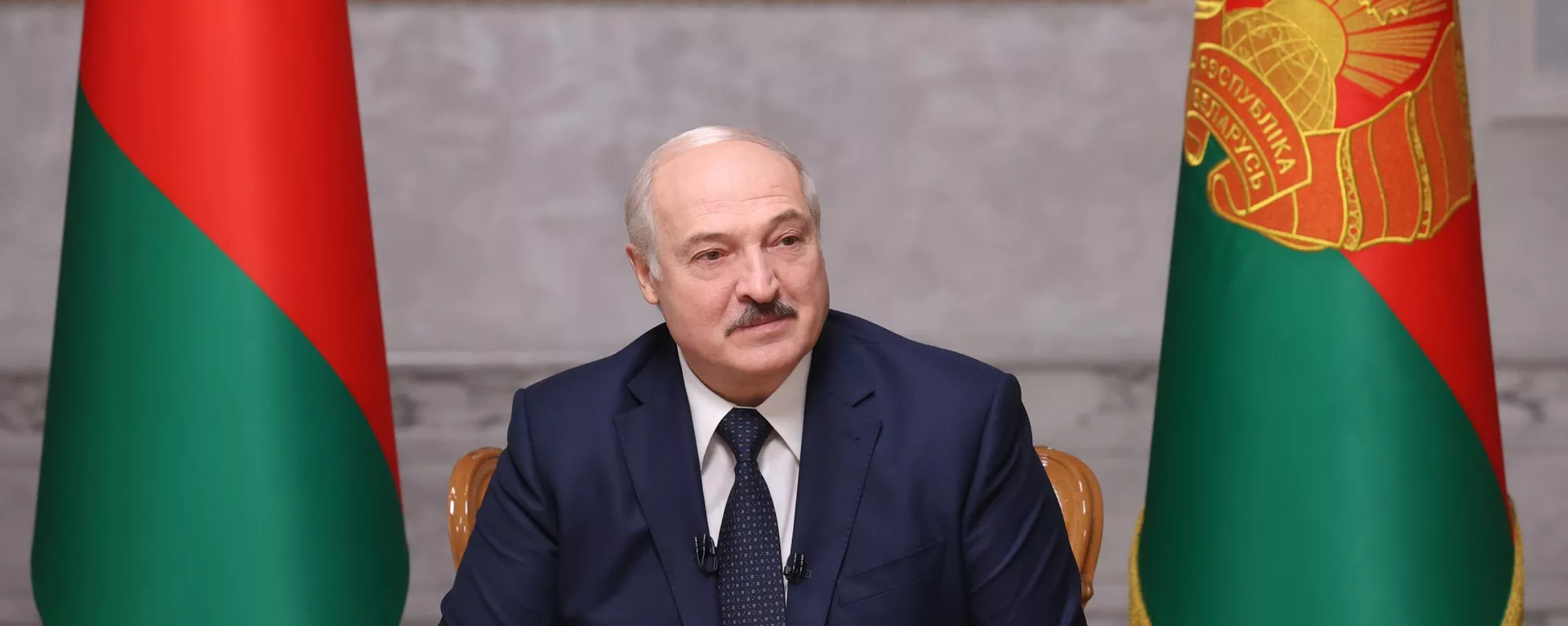 Presidente belarusso Aleksandr Lukashenko durante uma entrevista a jornalistas russos em Minsk Presidente belarusso Aleksandr Lukashenko durante uma entrevista a jornalistas russos em Minsk - Sputnik Brasil, 1920, 27.02.2022
