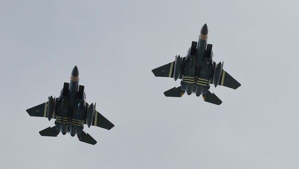 Caças F-15 Strike Eagle voando na Normandia, França - Sputnik Brasil
