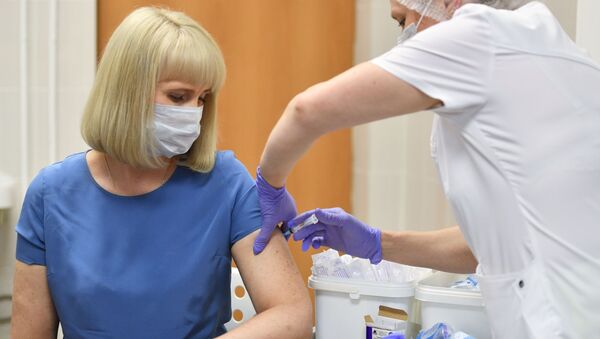 Voluntária toma a vacina Sputnik V durante testes clínicos pós-registro do medicamento em Moscou - Sputnik Brasil
