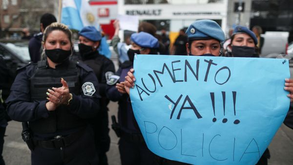 Na província argentina de Buenos Aires, policiais protestam em frente à residência presidencial na cidade de Olivos, demandando melhores salários e condições de trabalho, em 9 de setembro de 2020. Na província argentina de Buenos Aires, policiais protestam em frente à residência presidencial na cidade de Olivos, demandando melhores salários e condições de trabalho, em 9 de setembro de 2020. - Sputnik Brasil