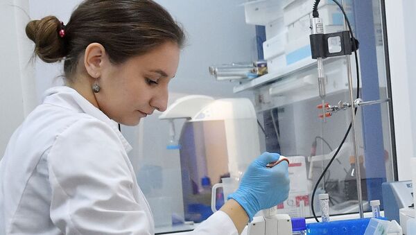 Funcionária de laboratório realiza testes com vacina Sputnik V contra a COVID-19, em Moscou, Rússia, 10 de setembro de 2020 - Sputnik Brasil