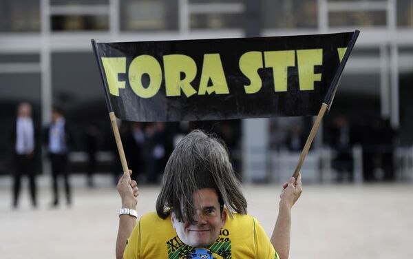 Manifestante em protesto contra o Supremo Tribunal Federal (STF) e em apoio à Operação Lava Jato, em Brasília, 25 de setembro de 2019 - Sputnik Brasil