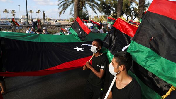 Manifestantes marcham em protestos contra o governo de Trípoli, na Líbia - Sputnik Brasil