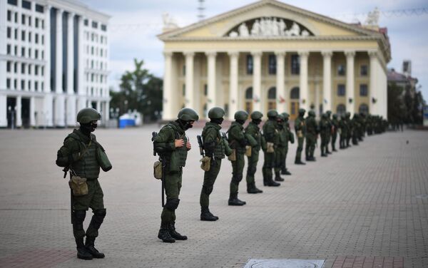 Policiais se preparam para atuar em protesto não autorizado em Minsk, Bielorrússia, 13 de setembro de 2020 - Sputnik Brasil
