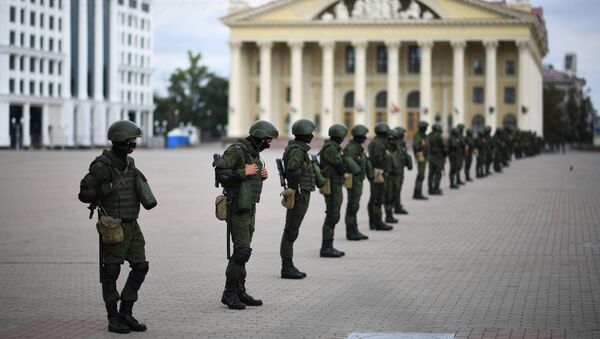 Policiais se preparam para atuar em protesto não autorizado em Minsk, Bielorrússia, 13 de setembro de 2020 - Sputnik Brasil