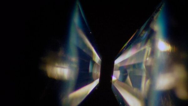 Dois diamantes de cristal único com qualidade de gema são moldados em bigornas e, em seguida, voltados um para o outro - Sputnik Brasil
