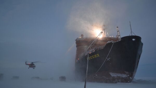 Quebra-gelo acaba de trazer exploradores polares russos para o Ártico para implantar a nova estação flutuante SP-40 - Sputnik Brasil
