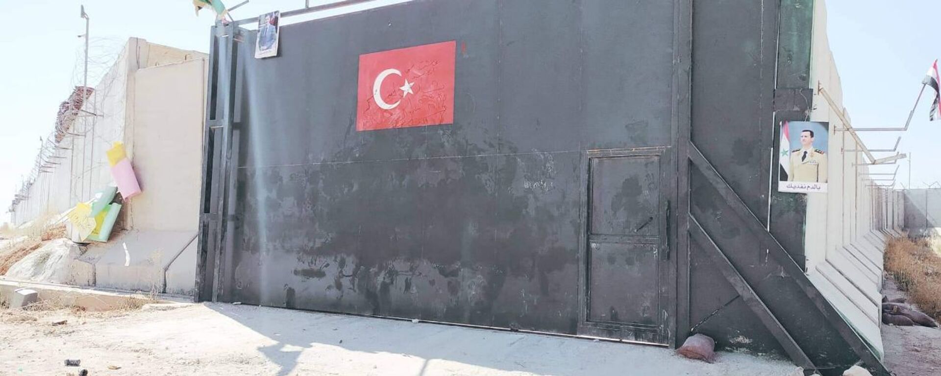 Portão de entrada de um dos postos de observação militar instalados pela Turquia em Idlib, na Síria - Sputnik Brasil, 1920, 08.06.2022