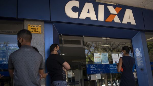 Movimento em frente a agência da Caixa Econômica Federal na cidade de Brasília, na manhã desta segunda-feira (14). A Caixa realiza o pagamento do auxílio emergencial e o saque emergência do  FGTS. Benefícios tem o intuito de minimizar o impacto causado pela pandemia do novo coronavírus. - Sputnik Brasil