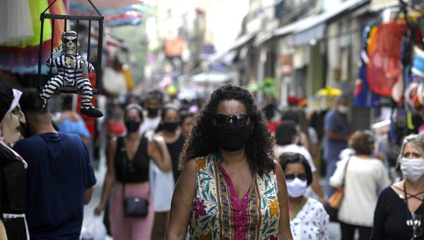 Pedestres usam máscaras protetoras em mercado de rua no Rio de Janeiro, 16 de setembro de 2020  - Sputnik Brasil