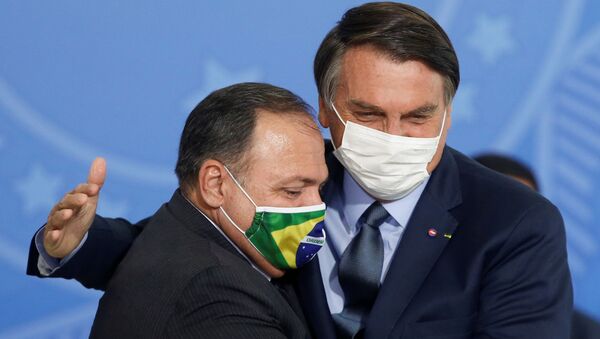 Presidente Jair Bolsonaro congratula o ministro da Saúde Eduardo Pazuello, durante posse no Palácio do Planalto, Brasília, 16 de setembro de 2020 - Sputnik Brasil