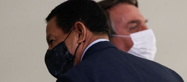 Presidente Jair Bolsonaro fala com o vice-presidente Hamilton Mourão na tomada de posse de Eduardo Pazuello como novo ministro da Saúde - Sputnik Brasil