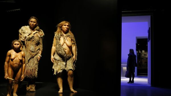 Homo sapiens e mulher neandertal em museu na França - Sputnik Brasil