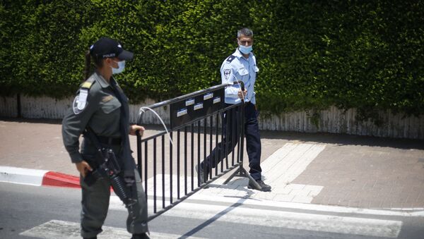 Policiais israelenses criam barreira durante restrições do lockdown contra o coronavírus em Israel - Sputnik Brasil
