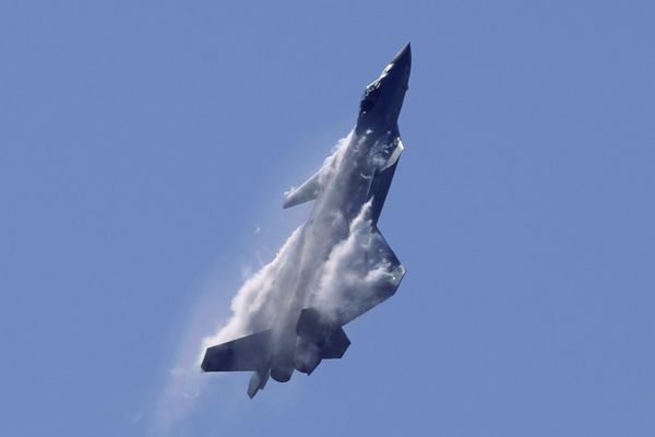 China desenvolve nova versão do caça furtivo J-20 China desenvolve nova versão do caça furtivo J-20 - Sputnik Brasil