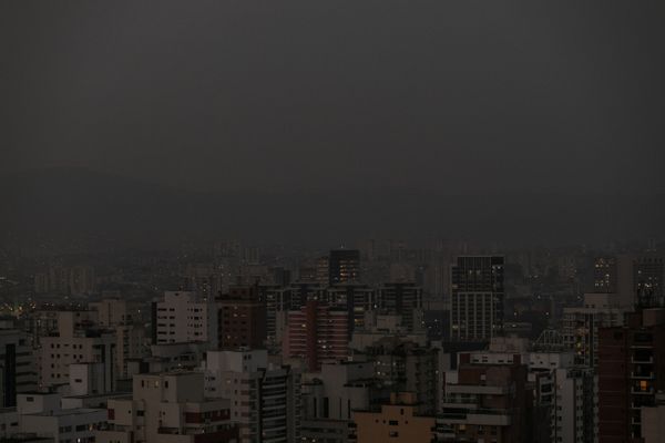 Pantanal: nuvem de fumaça chega a São Paulo e 'chuva escura' é registrada em Santa Catarina (FOTOS) - Sputnik Brasil