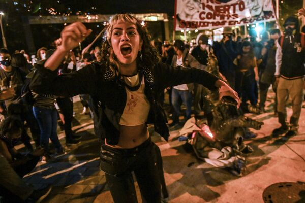 Manifestante durante uma ação de protesto contra a brutalidade policial em Medellín, Colômbia
 - Sputnik Brasil