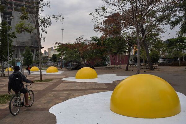 Intervenção Eggcident apresentada na 10ª edição da Virada Sustentável São Paulo pelo artista holandês Henk Hofstra e composta por ovos fritos gigantes estalados no asfalto. A obra visa chamar atenção ao problema do aquecimento global - Sputnik Brasil