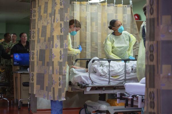 No dia do início da vacinação, EUA passam de 300 mil mortes por COVID-19 No dia do início da vacinação, EUA passam de 300 mil mortes por COVID-19 - Sputnik Brasil