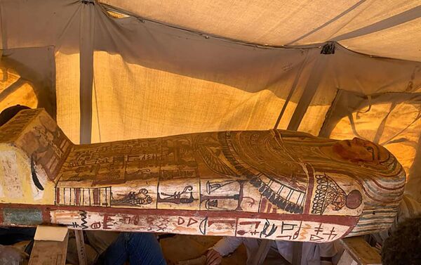 Sarcófago encontrado por arqueólogos em Sacará, Egito - Sputnik Brasil