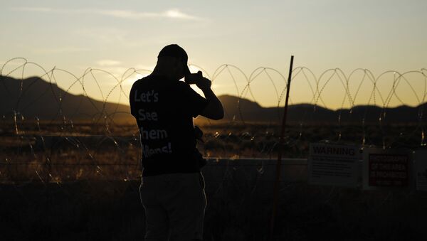 Homem tirando fotos da Área 51 - Sputnik Brasil