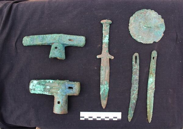 Vala comum de casal guerreiro, bebê e serva de 2.500 anos é descoberta na Sibéria (FOTOS) - Sputnik Brasil