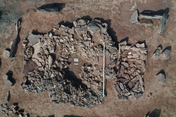 Vala comum de casal guerreiro, bebê e serva de 2.500 anos é descoberta na Sibéria (FOTOS) - Sputnik Brasil