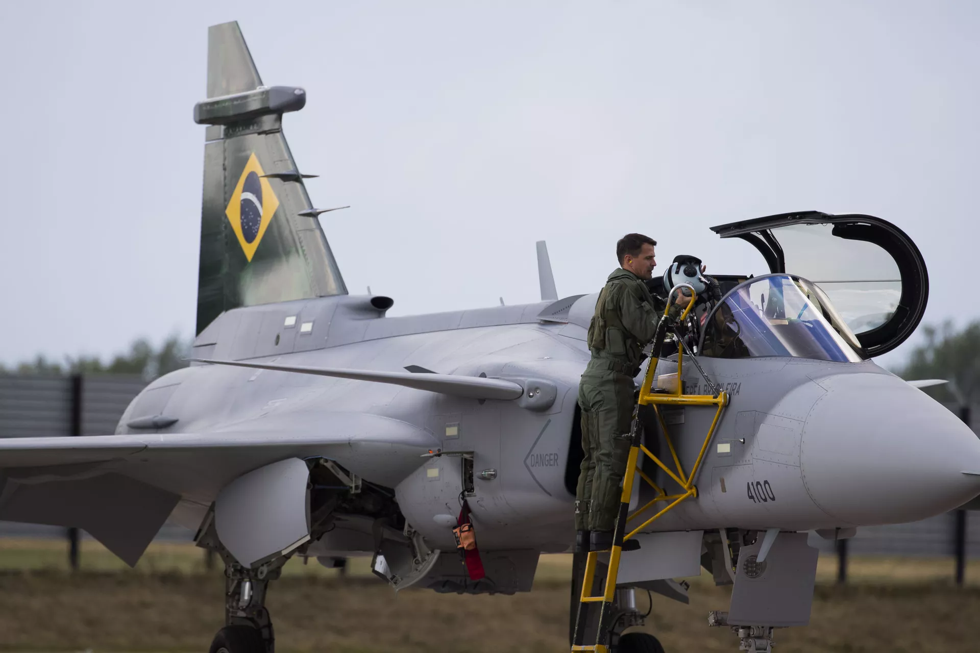 Major aviador Cristiano de Oliveira Peres, piloto de provas da Força Aérea Brasileira (FAB), se prepara para realizar, na Suécia, primeiro voo de um piloto brasileiro no novo caça F-39 Gripen E - Sputnik Brasil, 1920, 17.05.2024