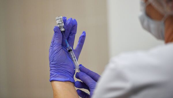Enfermeira manipula vacina russa Sputnik V contra COVID-19 durante testes com voluntários em Moscou, Rússia, 9 de setembro de 2020 - Sputnik Brasil
