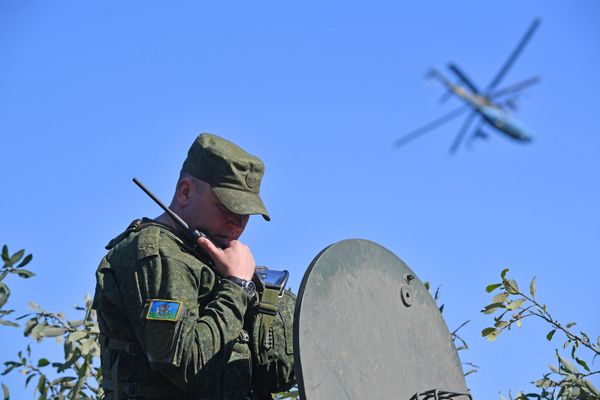 Militar durante os exercícios Fraternidade Eslava 2020 - Sputnik Brasil