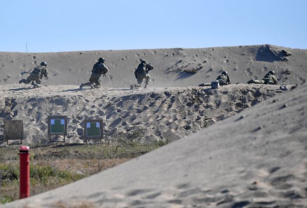 Militares durante os exercícios Fraternidade Eslava 2020 - Sputnik Brasil