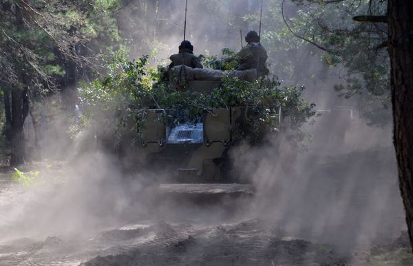 Veículo de combate BMD-4 durante treinamentos das Forças Armadas da Rússia durante exercícios Fraternidade Eslava 2020 - Sputnik Brasil