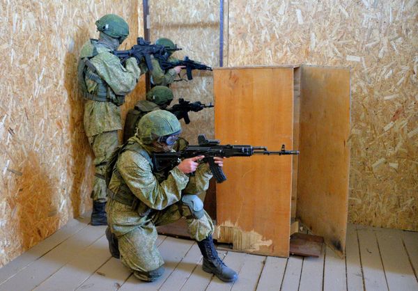 Militares durante os exercícios Fraternidade Eslava 2020 - Sputnik Brasil