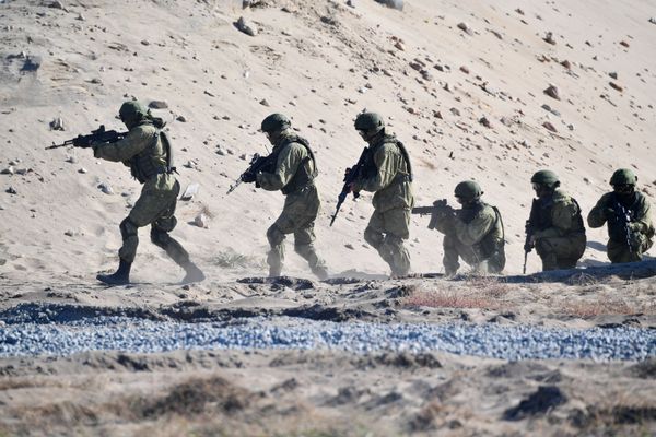 Militares durante os exercícios Fraternidade Eslava 2020 - Sputnik Brasil