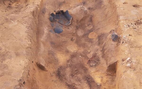 Silhueta de esqueleto encontrada no cemitério anglo-saxão no início da Idade Média Silhueta de esqueleto encontrada no cemitério anglo-saxão no início da Idade Média - Sputnik Brasil