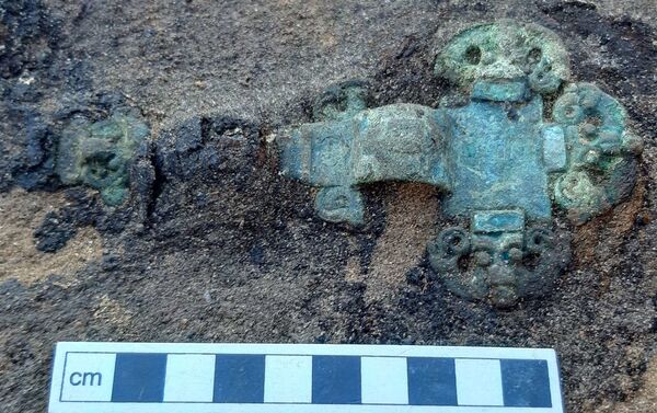 Artefato encontrado durante escavações em cemitério anglo-saxão em Suffolk, no Reino Unido Artefato encontrado durante escavações em cemitério anglo-saxão em Suffolk, no Reino Unido - Sputnik Brasil