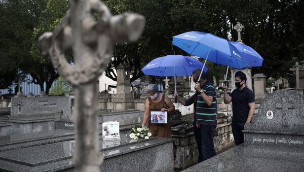 Família visita túmulo de ente querido falecido em decorrência da COVID-19, no cemitério da Penitência, no Rio de Janeiro, Brasil, 20 de setembro de 2020 - Sputnik Brasil