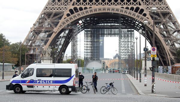 Polícia evacua perímetro da Torre Eiffel após ameaça de bomba em Paris - Sputnik Brasil