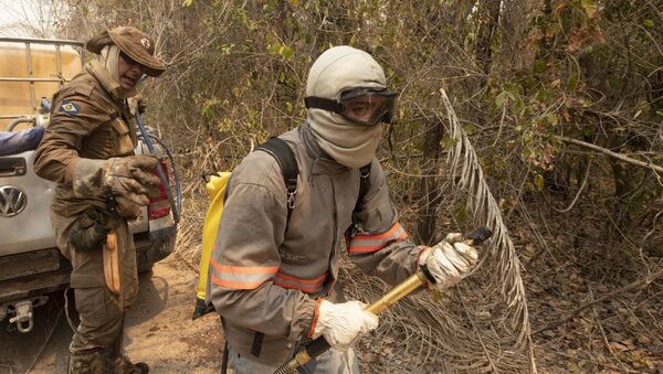 Bombeiros combatem fogo próximo à rodovia Transpantaneira, no Pantanal mato-grossense - Sputnik Brasil