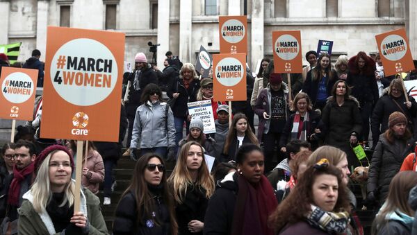 Manifestantes exibem cartazes em Londres, Inglaterra, durante protesto pedindo que assédios e abusos cometidos por misoginia sejam tratados como crimes de ódio (arquivo) - Sputnik Brasil