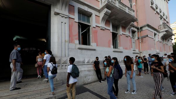 Estudantes em Lisboa aguardam para entrar na escola no primeiro dia do novo ano letivo em Portugal, em setembro de 2020 - Sputnik Brasil