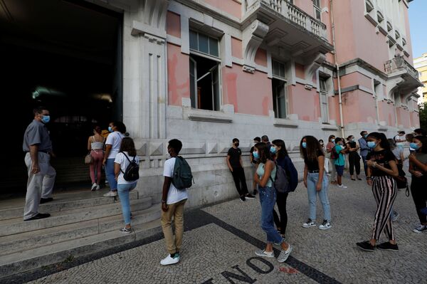 Combate à pandemia durante o outono-inverno prevê uso de máscara em espaços públicos em Portugal - Sputnik Brasil