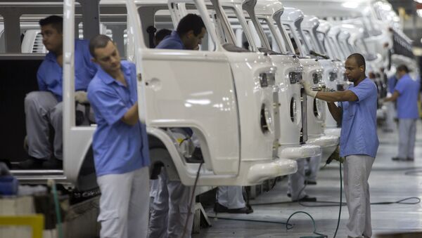Trabalhadores montam unidades da Kombi na fábrica da Volkswagen em São Bernardo do Campo (SP) - Sputnik Brasil