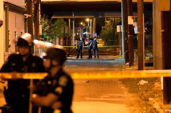 Dois policiais são baleados durante protestos em Louisville, nos EUA - Sputnik Brasil